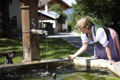 01b_gasthof-kreuz_bildergalerie_brunnen.jpg